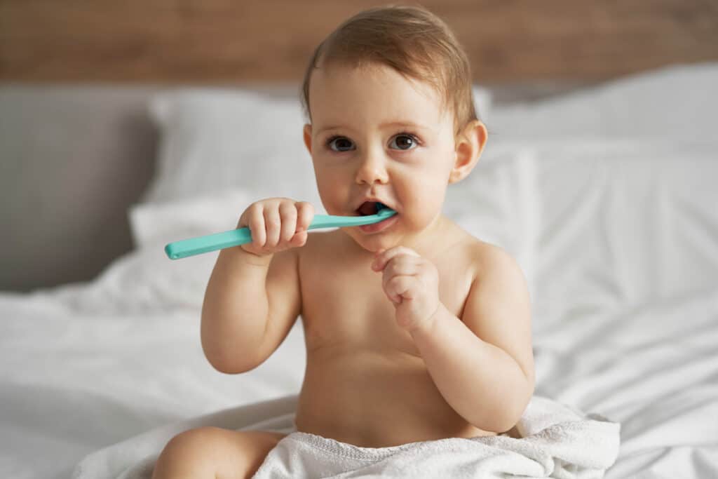 hoe tanden van baby poetsen